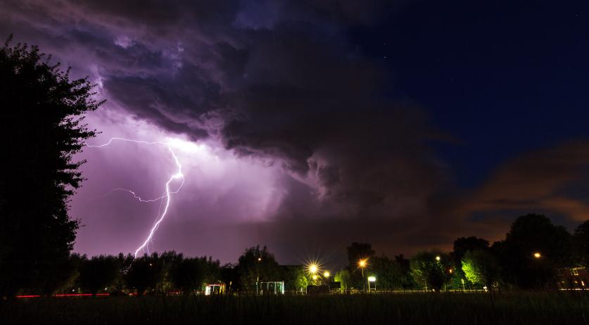 Video: Intense lightning storm hits overnight, Up to 27° and hail today ...