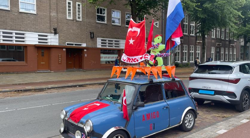 Football fans take to the streets to celebrate Oranje, Turkey wins