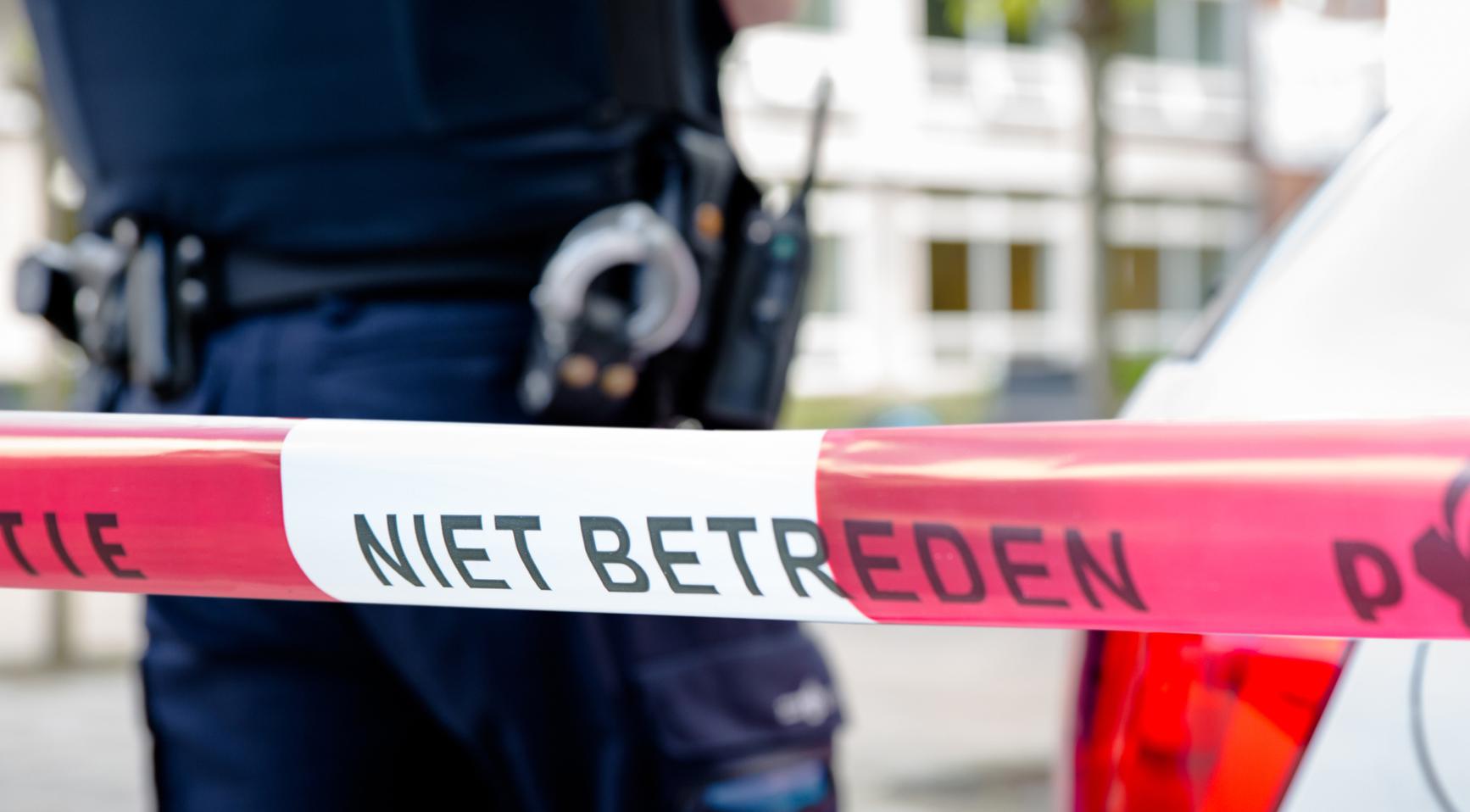 Politie schiet gewapende man neer op straat in Rotterdam Politie schiet gewapende man neer op straat in Rotterdam