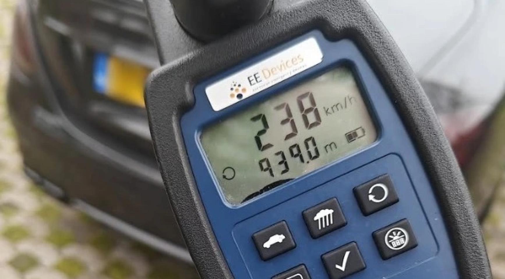 Mercedes-bestuurder betrapt op snelheid 240 km/u op snelweg A2 Mercedes-bestuurder betrapt op snelheid 240 km/u op snelweg A2