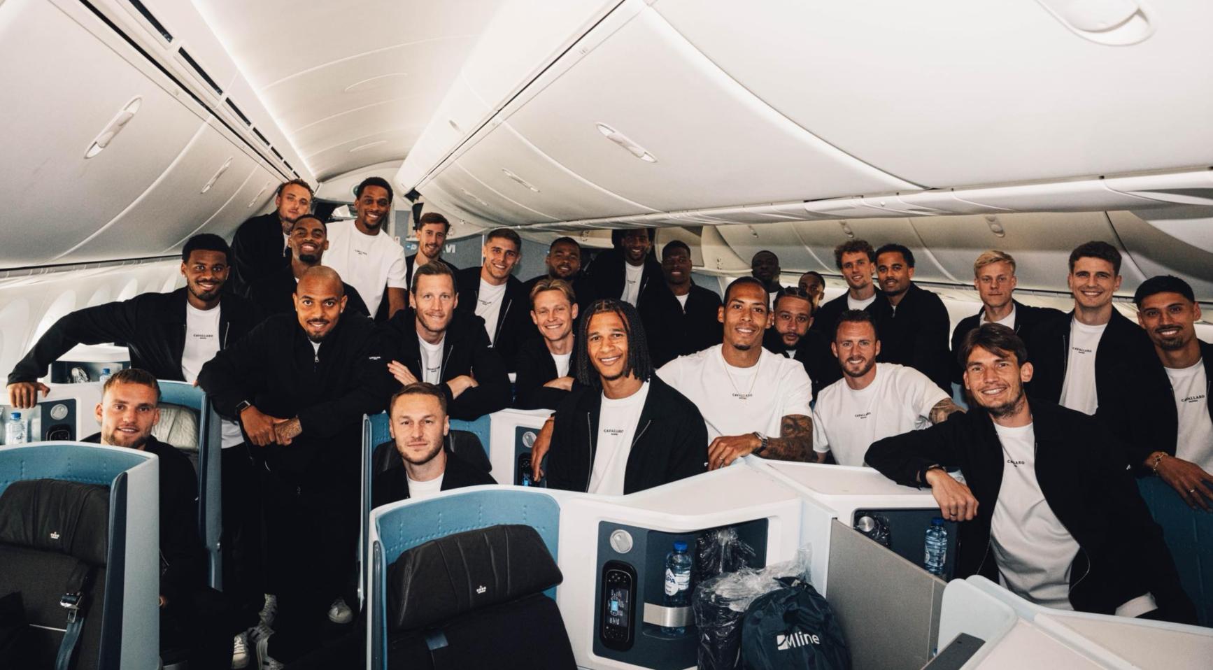 Oranje vertrekt naar de Verenigde Staten terwijl het aftellen van het FIFA Wereldkampioenschap begint