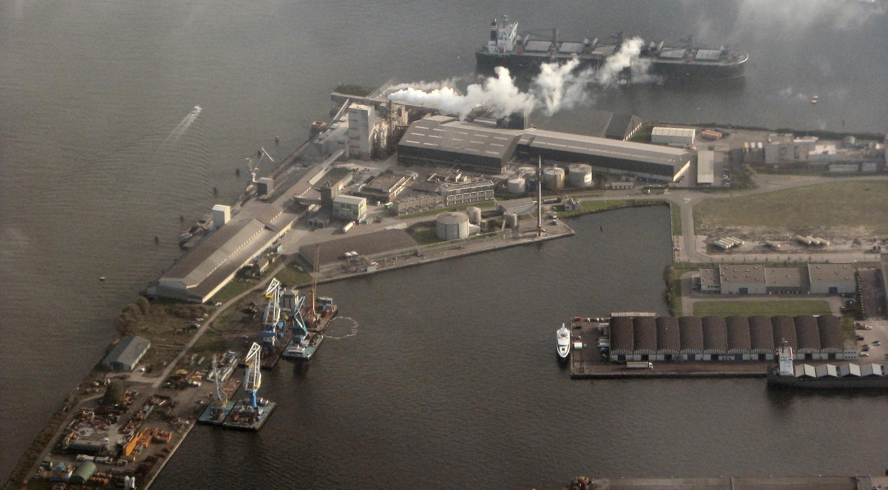 Bemanningslid vermist nadat duwboot zinkt in de Amsterdamse haven Bemanningslid vermist nadat duwboot zinkt in de Amsterdamse haven