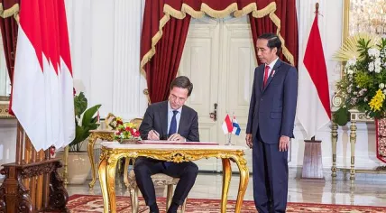 Dutch Prime Minister Mark Rutte visiting Indonesian President Joko Widodo in Jakarta, 23 Nov 2016