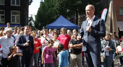 Diederik Samsom campaigning for the PvdA in Amsterdam in 2012, with Lodewijk Asscher (holding a microphone)