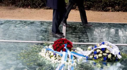 Mark Rutte and Lodewijk Asscher lay flowers at the Never Again Auschwitz monument in Amsterdam, 29 Jan 2017
