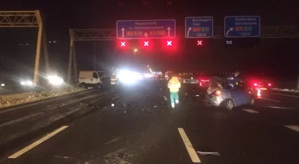Icy roads cause accident on the A2 from Utrecht to Den Bosch at the Deil junction, 13 Jan 2017