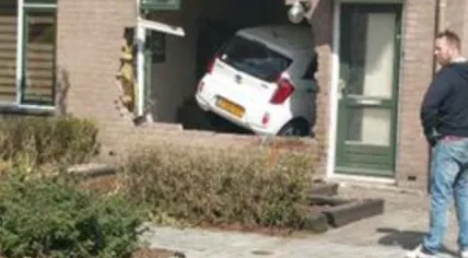 Car crashes into living room on Rijnlaan, Helmond, 27 Apr 2017