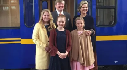 King Willem-Alexander and Queen Maxima with their daughters (left to right) Amalia, Ariane and Alexia, 27 Apr 2017