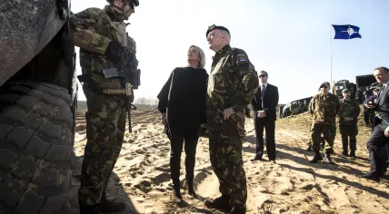 Defense Minister Jeanine Hennis-Plasschaert and Commander Tom Middendorp visit Dutch soldiers on NATO mission in Lithuania, 10 Apr 2017