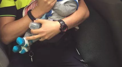 Tilburg cop feeds baby at the scene of an accident on the N269, 24 May 2017