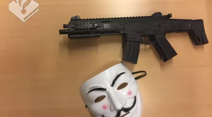 Boys arrested in Zoetermeer for scaring motorists with fake guns and Guy Fawkes masks, 28 May 2017