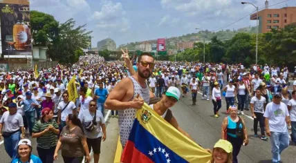 Thousands of Venezuelans take to the street, demanding that their govt step down and end the crisis, Apr 2017