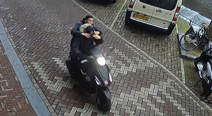 Suspects sought for leaving a hand grenade in Cafe In The City on Kleine-Gartmanplantsoen in Amsterdam, 8 Feb 2017