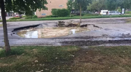 Sinkhole on Edisonlaan in Apeldoorn after a water main break, 23 Jun 2017