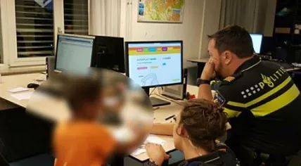 Nijmegen police rescue a 4-year-old boy who was left home alone, locked out on a balcony for over 2 hours, July 2017
