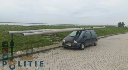 Man caught driving with two giant lampposts on his car in Lelystad, 1 Aug 2017