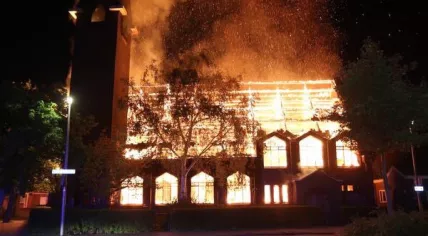 Juliana Church on Zaandijkstraat in Rotterdam goes up in flames, 6 Aug 2017
