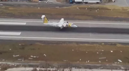First plane lands at battered Princess Juliana Airport on Sint Maarten after Hurricane Irma, 7 Sept 2017