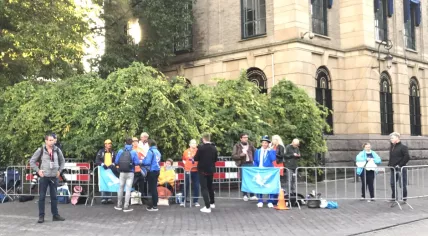 People start gathering at the Noordeinde Palace in The Hague to watch the Royal procession for Budget Day, 19 Sept 2017