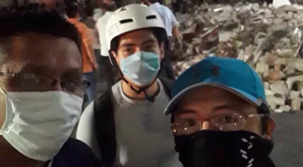 Volunteers search through rubble in Mexico City after 7.1 earthquake, 19 Sept 2017