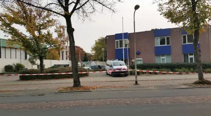 Police station on Muntweg in Nijmegen evacuated after someone delivered a hand grenade, 17 Oct 2017