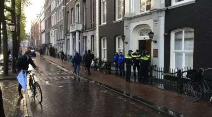 Police and reporters gather outside mayor's residence on Herengracht in Amsterdam, 6 Oct 2017