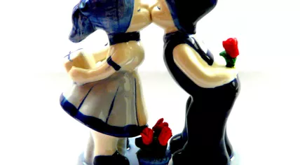 Delft blue kissing couple