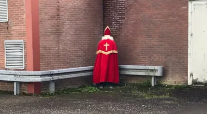 Sinterklaas caught peeing on an Amsterdam building, 21 Nov 2017