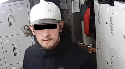 Man wanted for stealing thousands of euros from an Amsterdam Centraal locker, 26 May 2017