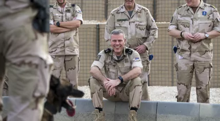 Commander of the Armed Forces, Lieutenant Admiral Rob Bauer watching a dog demonstration during a visit to Dutch soldiers on mission in Afghanistan, 25 Dec 2017