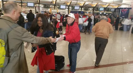 Atlanta Airport staff hand out water to passengers stranded by a power outage, 18 Dec 2017