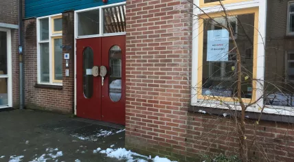 Signs say we're on strike in front of Basisschool Oostelijke Eilanden in Amsterdam, 12 Dec 2017