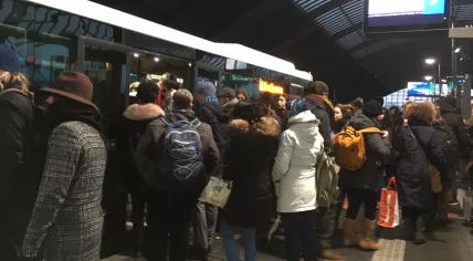 Bus riders try to jam into Bus 48 to Houthavens at Amsterdam Centraal, 11 Dec 2017