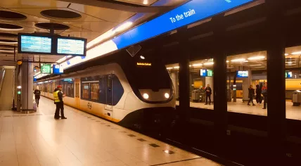 LED screen installed above the platform at Schiphol station, Dec 2017