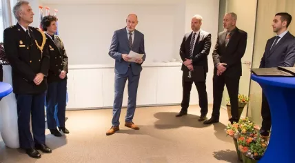 Arjan Verhagen thanks the Australian police delegation for the Foundation Day Honor, also on behalf of his colleagues Danny van Althuis, Aat Both, Farid El Hamouti (standing on the right from left to right), 22 Jan 2018