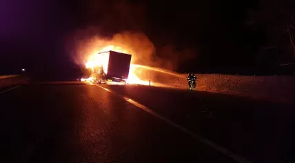 Truck carrying frying fat caught fire on the A4 highway near Bergen op Zoom, 5 Jan 2017