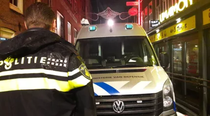 Police and Explosive Ordnance Disposal investigate an explosive found on Korte Leidse Dwarsstraat in Amsterdam, 19 Jan 2018