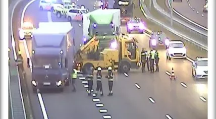 A truck trailer toppled on the A9 near the Badhoevedorp junction, 18 Jan 2018
