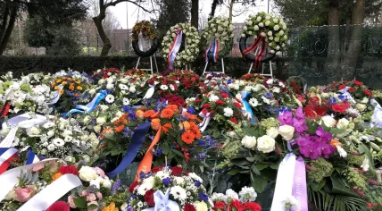 Flowers left at the Spiegelmonument in Amsterdam during the Holocaust commemoration, 28 Jan 2018