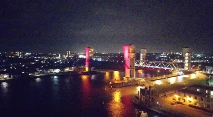 Storm surge gate HollandseIJsselkering shut to shipping traffic