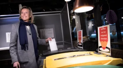 Minister Kasja Ollongren of Home Affairs votes in the Amsterdam municipal election at Amsterdam Centraal, 21 March 2018