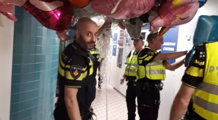 Rotterdam police drop balloons off at the Sophia Children's Hospital, 8 April 2018