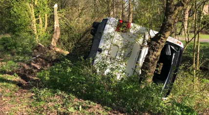 A tour bush crashed through a guardrail and into a tree on Gooiseweg in Amsterdam, 18 April 2018