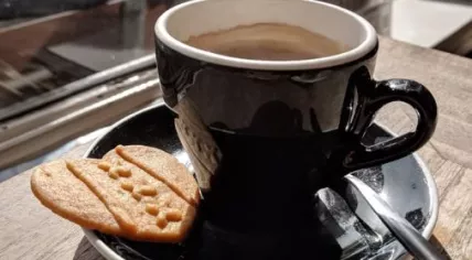 An Eberhardje with coffee