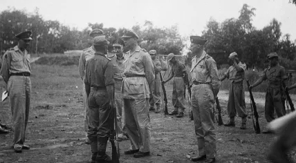 General Spoor speaking to a KNIL soldier in Indonesia, June 1947
