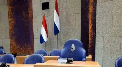 Old flag (left) and new flag (right) in the Tweede Kamer, 29 May 2018