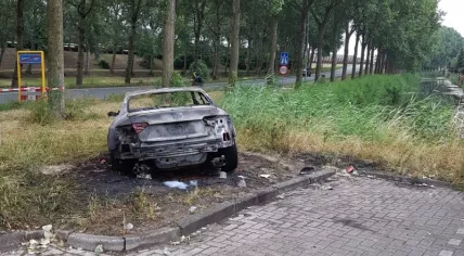 Getaway car used in attack on De Telegraaf building found burning on Noordkaperweg in Amsterdam, 27 June 2018