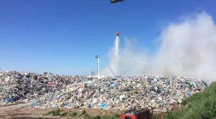 A Chinook helicopter pouring water onto a fire at the Twence dump in Hengelo, 1 July 2018