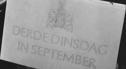 The Prinsjesdag budget briefcase in 1983, held by Finance Minister Onno Ruding. 20 Sept. 1983. 