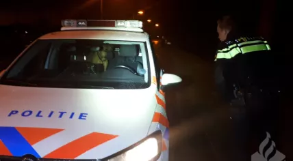 Boxer chases Gouda cops out of their car, 29 Oct 2018